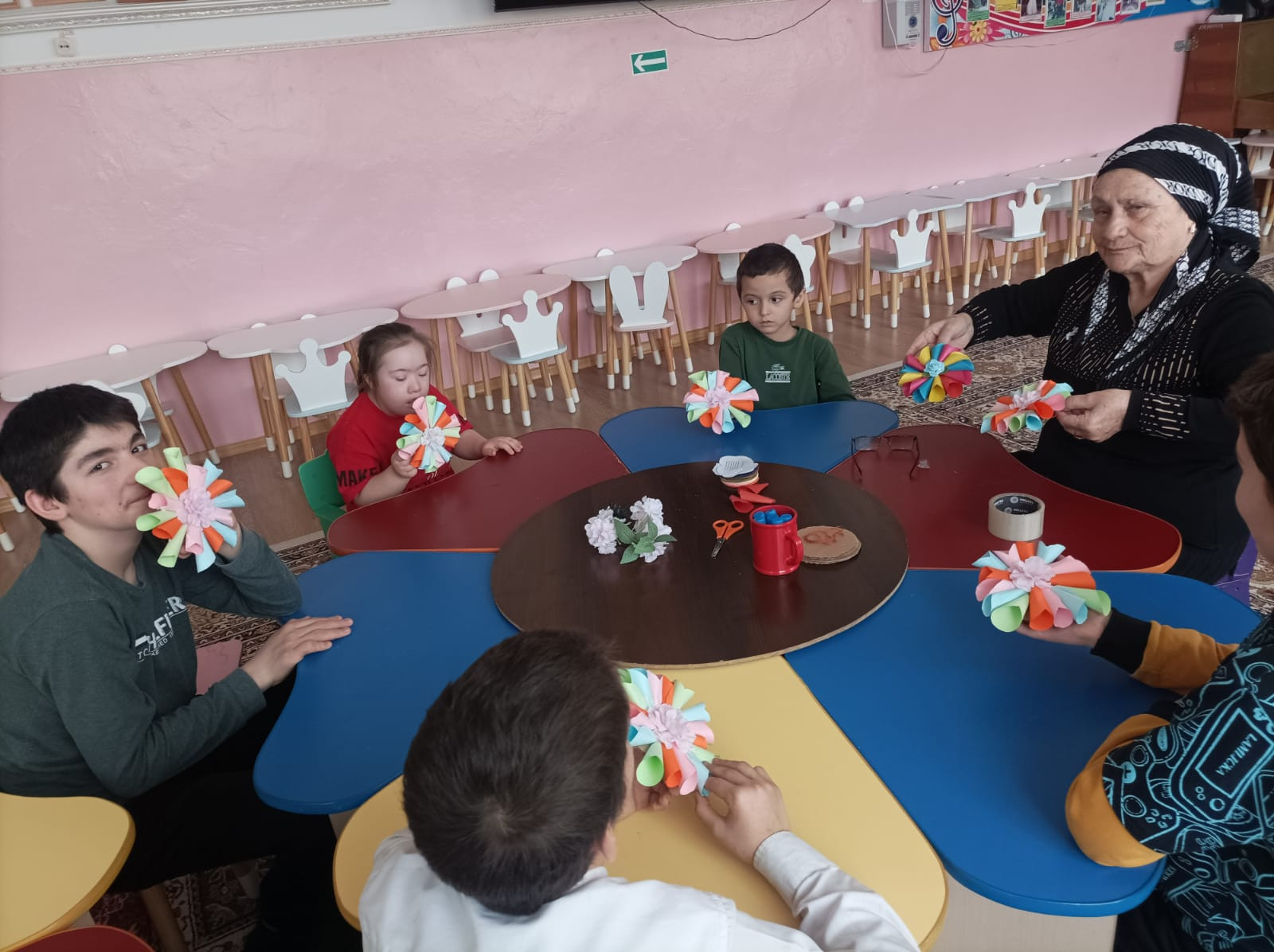 Аппликация "Радужный цветок в подарок"